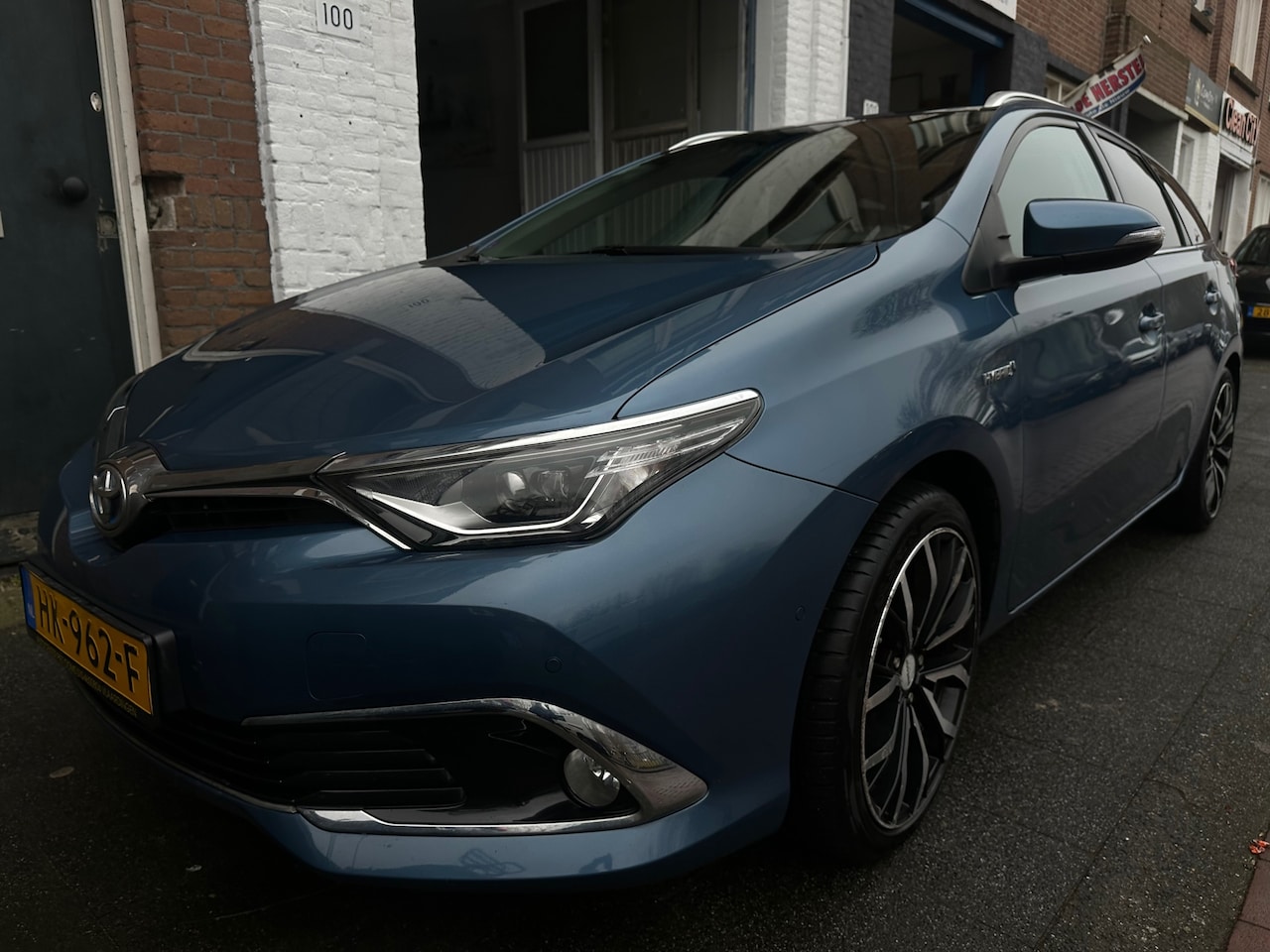 Toyota Auris Touring Sports - 1.8 Hybrid Lease pro Full Optie Pano Leer Camera Cruise Face Uplift Model - AutoWereld.nl