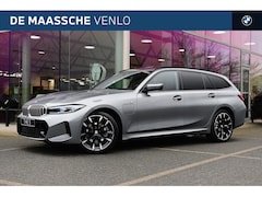 BMW 3-serie Touring - 330e M Sport Automaat / Panoramadak / Trekhaak / Sportstoelen / Adaptieve LED / Parking As