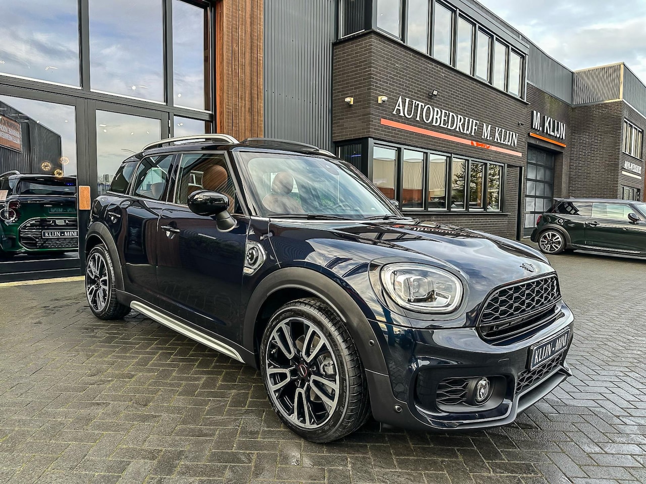 MINI Countryman - Mini 2.0 Cooper S E ALL4 John Cooper Works 220pk/bruin leer/pano/camera/hk/19"/vol - AutoWereld.nl