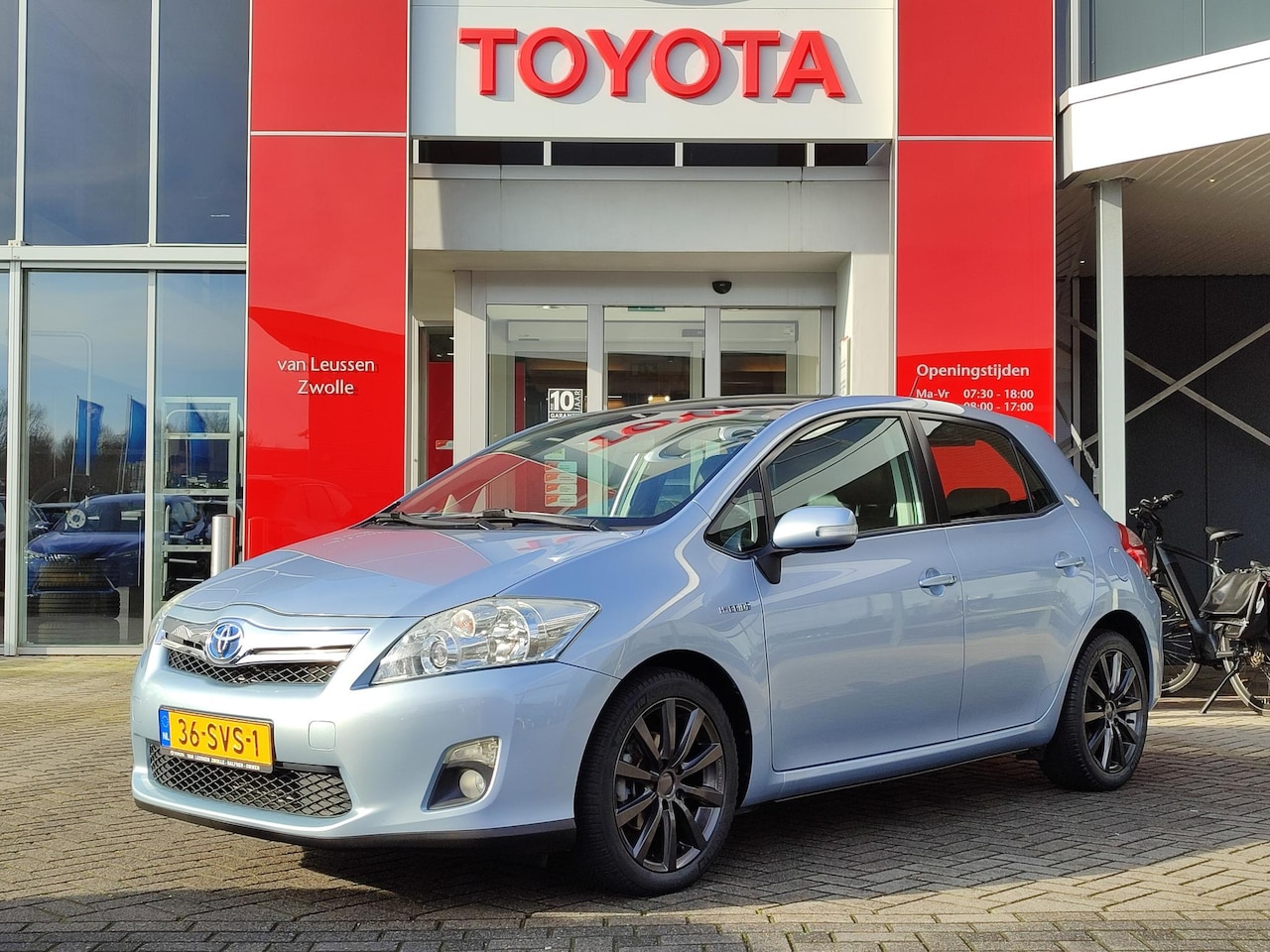 Toyota Auris - 1.8 Full Hybrid Aspiration LEDER STOELVERW 17"LM-VELGEN CLIMA CRUISE BLUETOOTH PARK-SENSOR - AutoWereld.nl