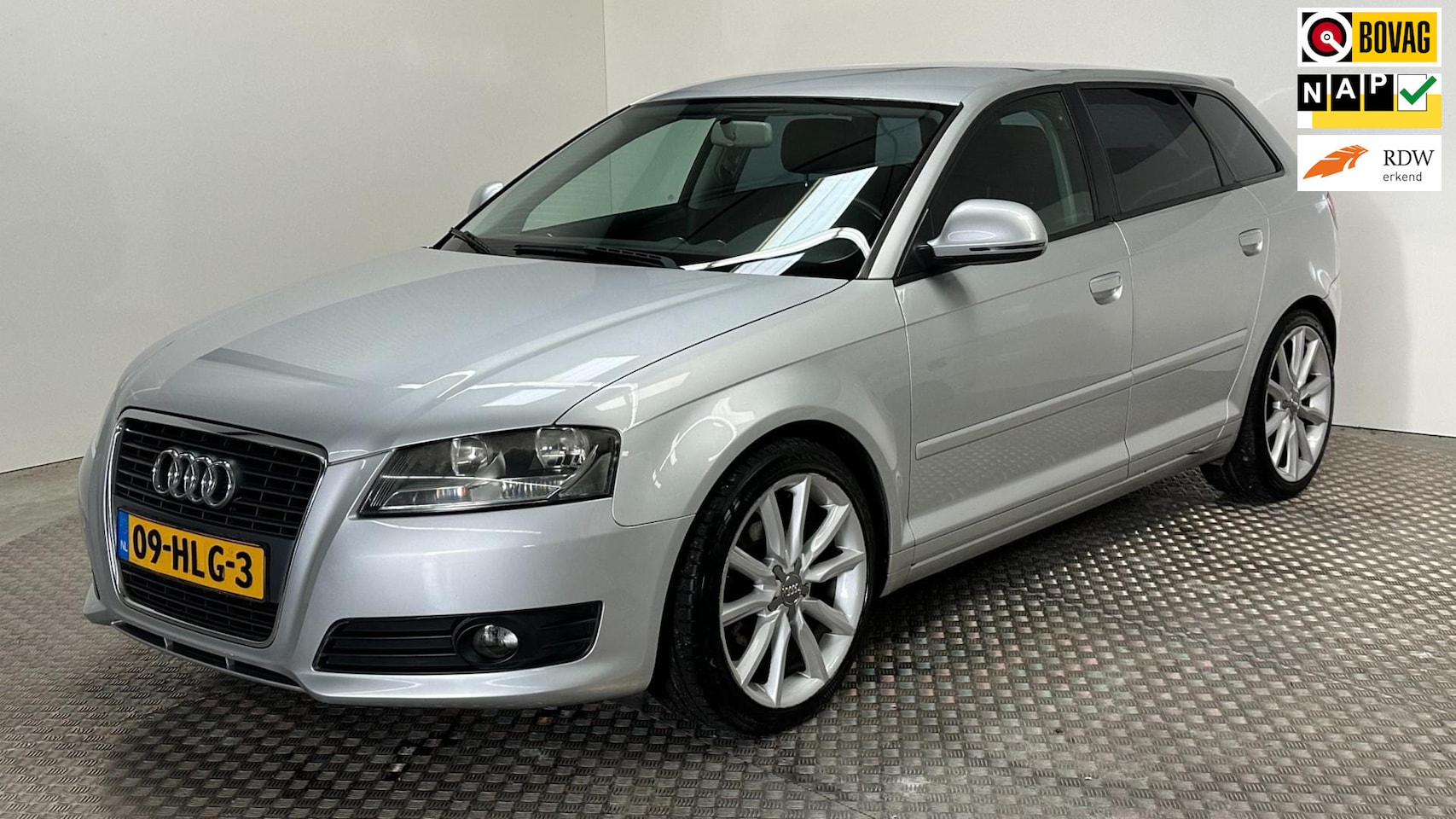 Audi A3 Sportback - 1.6 Attraction Business Edition benzine airco audio 5 deurs stuurbekrachtiging - AutoWereld.nl