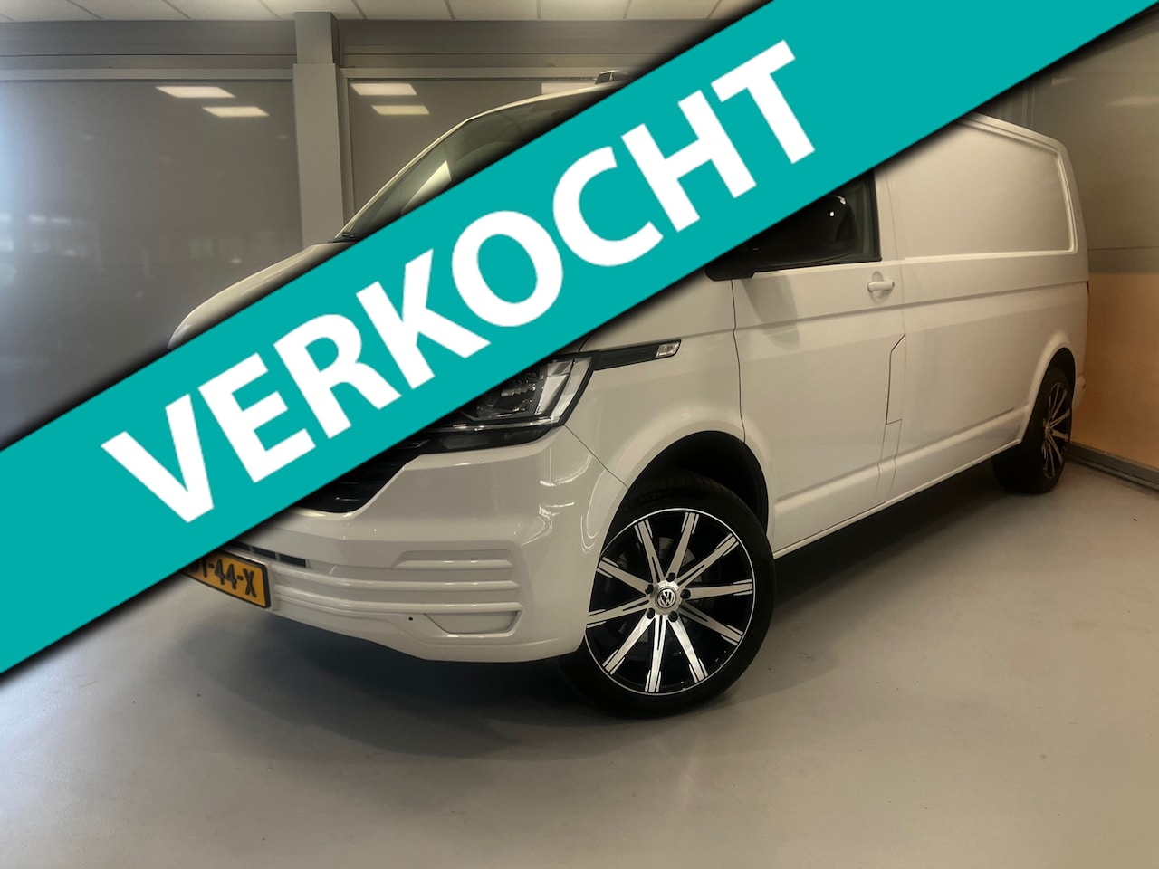 Volkswagen Transporter - L2H1 28 White & Black Edition 2.0 TDi 150pk | Lichtmetalen velgen | Trekhaak | Navigatie | - AutoWereld.nl