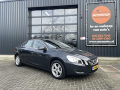 Volvo S60 - 1.6 T4 Momentum AUTOMAAT|NAVIGATIE|TREKHAAK|BLUETOOTH|ORIGINEEL NL