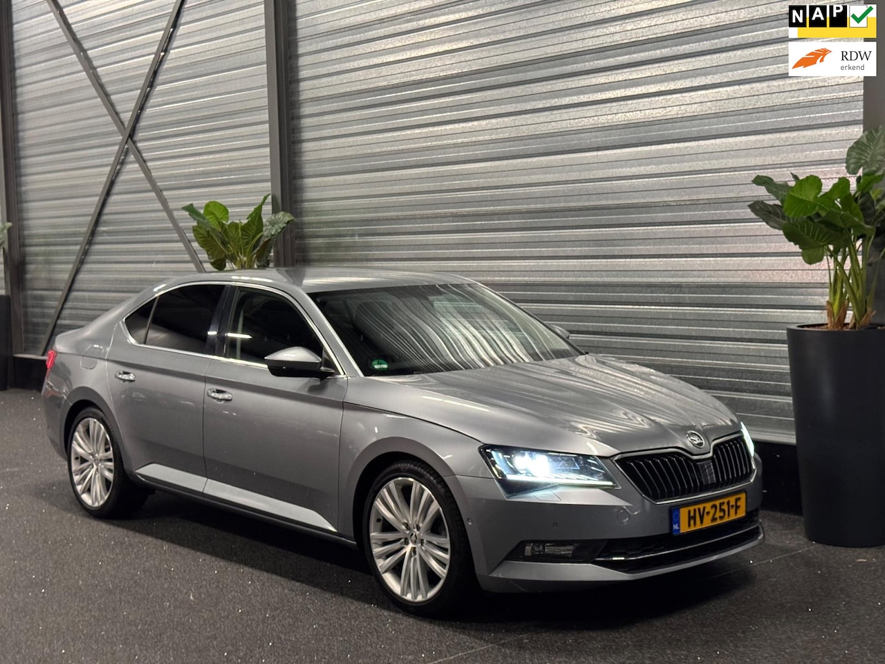 Skoda Superb - 2.0 TDI Style Business Bi-Xenon | Carplay | Leder | ACC | PDC - AutoWereld.nl