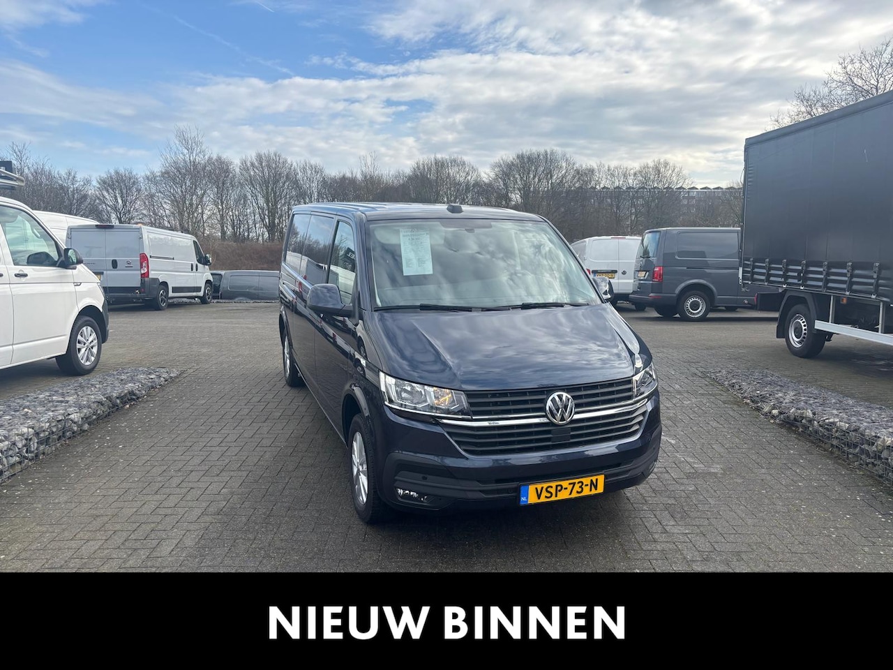 Volkswagen Transporter - 2.0 TDI L2H1 Highline | Airco | Navigatie | Parkeerhulp voor + achter | Trekhaak | Schuifd - AutoWereld.nl