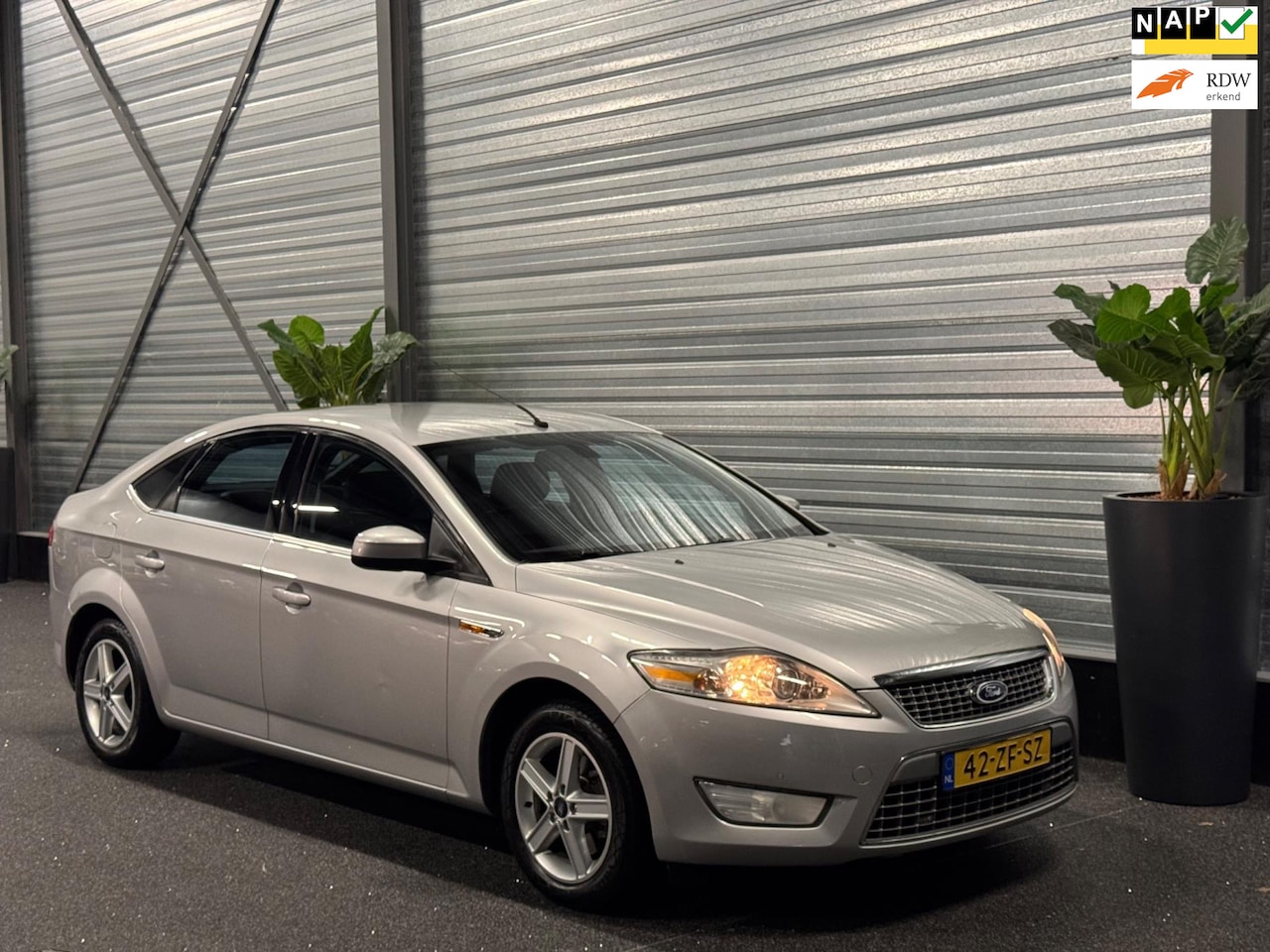 Ford Mondeo - 2.3-16V Titanium AUT | Leder | Navi | Cruise | PDC | Trekhaak - AutoWereld.nl