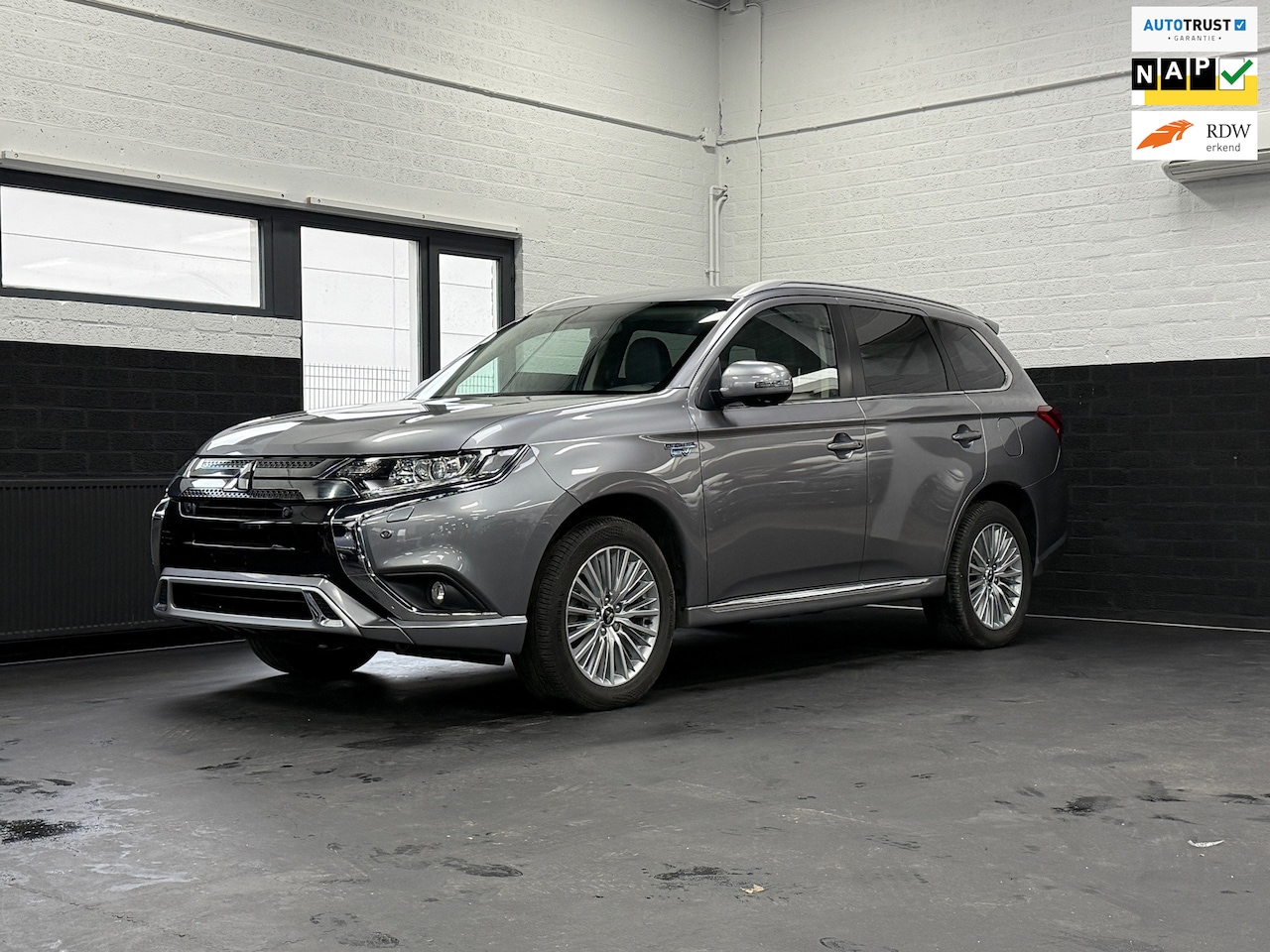 Mitsubishi Outlander - 2.4 PHEV Intense 2.4 PHEV Intense+, Leder/alcantara, Trekhaak, Camera, Climate, Cruise - AutoWereld.nl