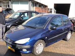 Peugeot 206 - 1.4 Gentry, Keurig nette en goed rijdende 206 die bij aankoop een nieuwe Apk keuring krijg