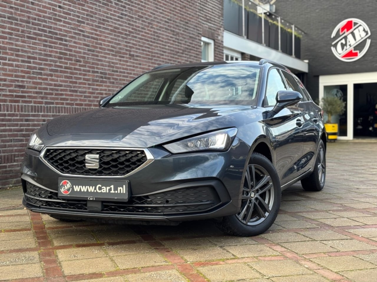 Seat Leon Sportstourer - Sportstourer 1.5 e-TSI Style 150PK LED APPLE CARPLAY TREKHAAK AC - AutoWereld.nl