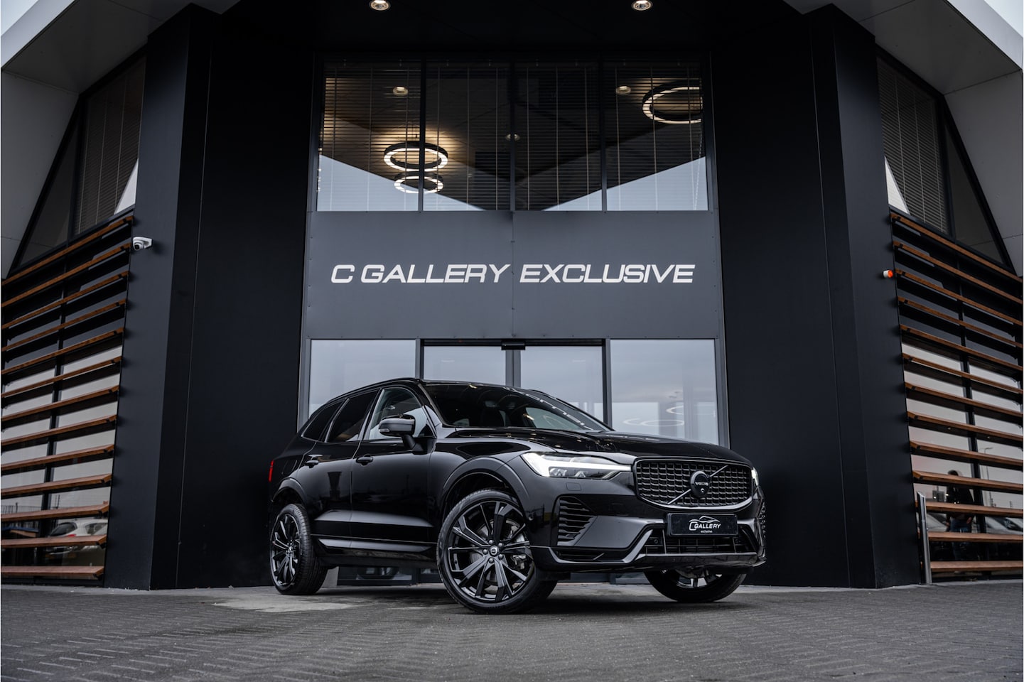 Volvo XC60 - 2.0 T6 Plug-in hybrid AWD Plus Black Edition - Panorama | Luchtvering | H&K | Memory - AutoWereld.nl