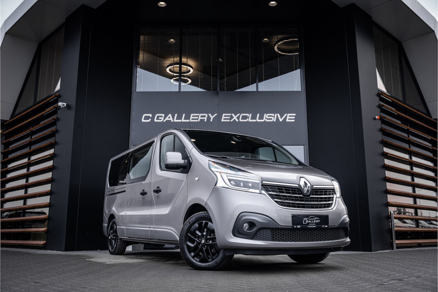 Renault Trafic - 2.0 dCi 170 T29 L2H1 DC Luxe Automaat | 5-persoons | Camera - AutoWereld.nl