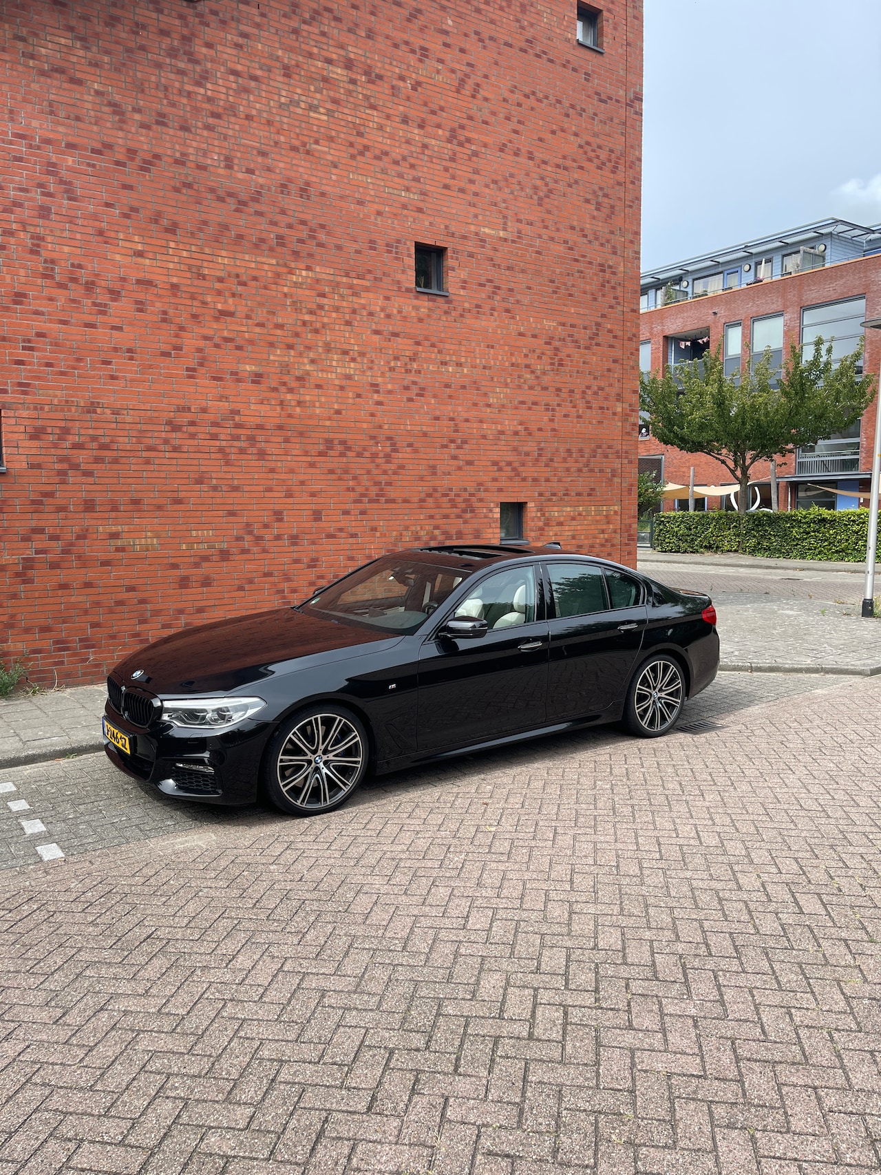 BMW 5-serie - 540i High Executive BMW 5-Serie 540i 340pk Aut. 2017 Zwart - AutoWereld.nl