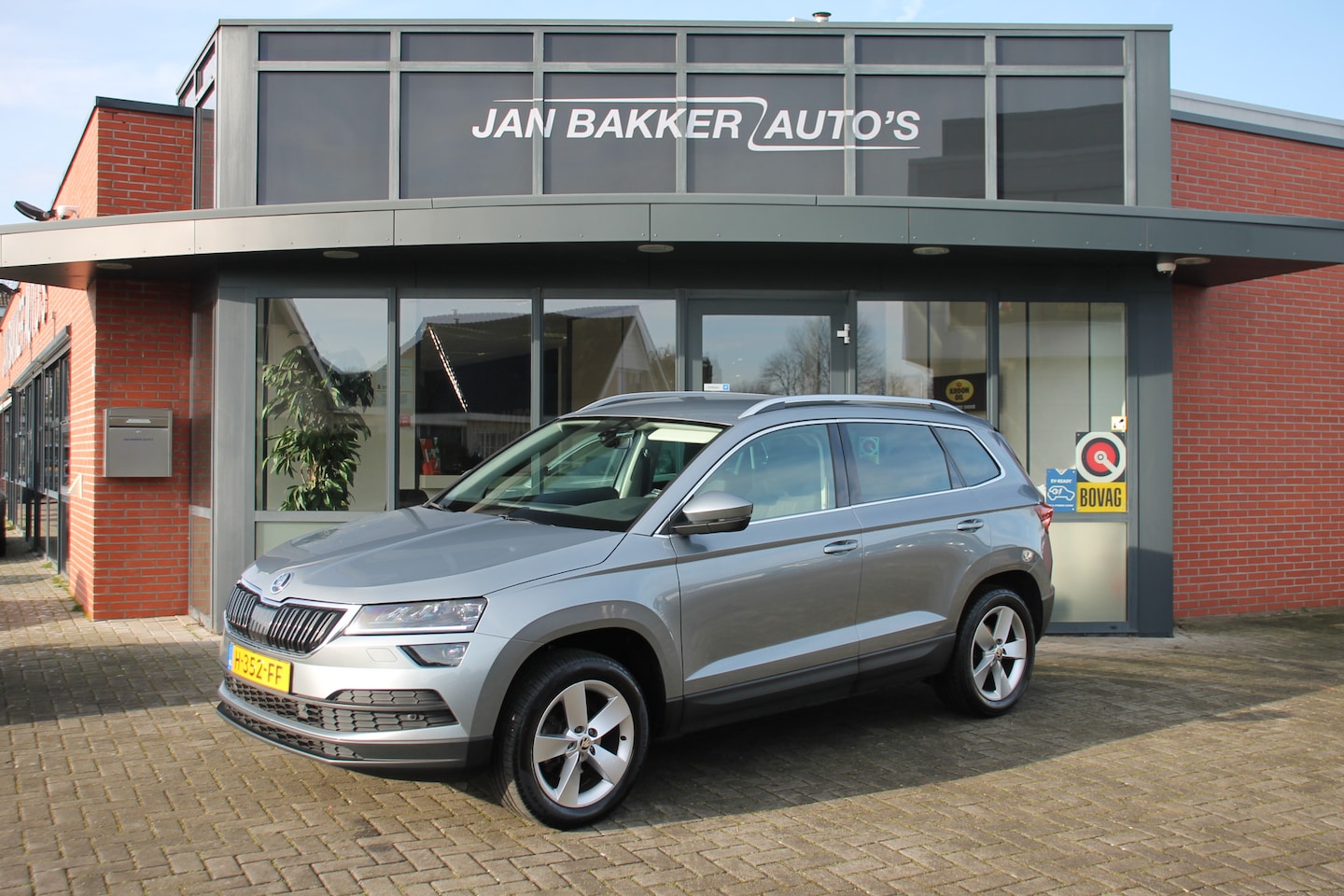 Skoda Karoq - 1.5 TSI ACT Business Edition ✅ Elec. Trekhaak ✅ CarPlay ✅ Camera ✅ Clima - AutoWereld.nl