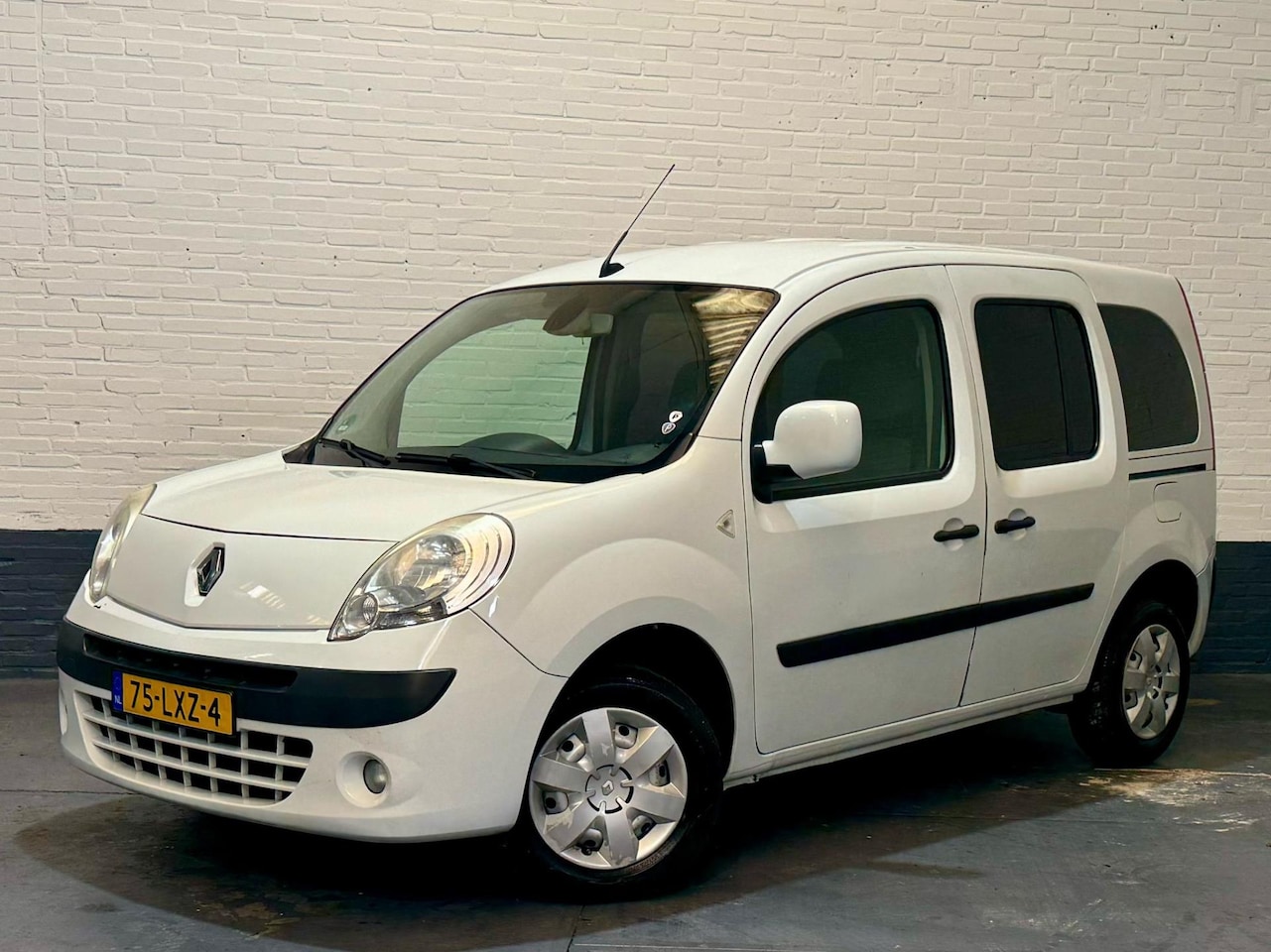 Renault Kangoo Family - 1.6-16V Expression Airco 2x Schuifdeur Navi - AutoWereld.nl