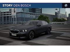 BMW 5-serie - 550e xDrive M Sport Automaat / Panoramadak / Stoelventilatie / Adaptief onderstel professi