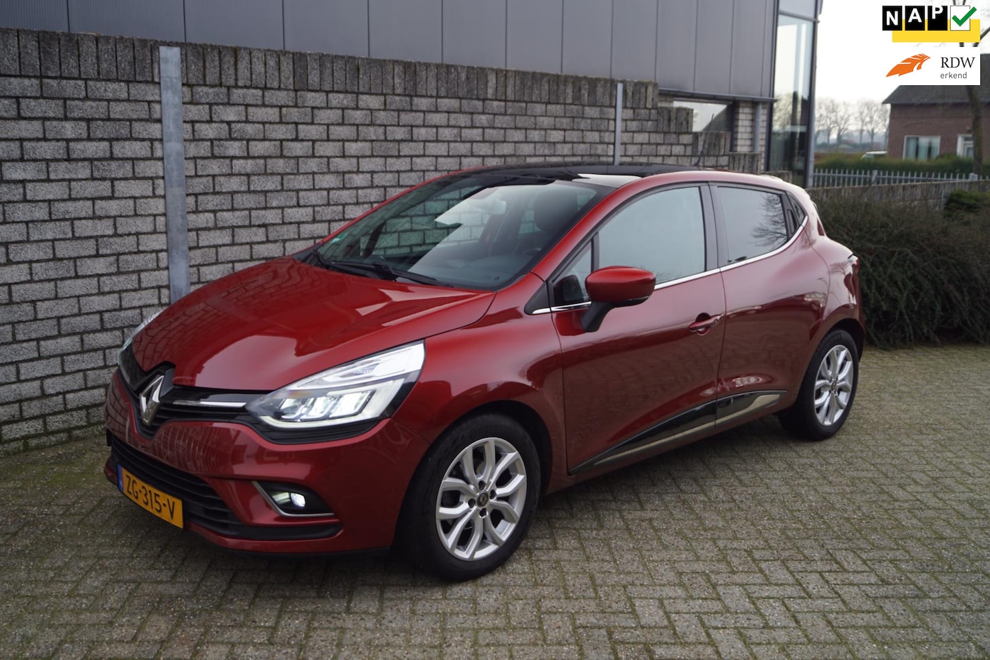 Renault Clio - 0.9 TCe Intens 5 Deurs Half Leder/Alcantara Navi Panodak Apple Carplay Clima Cruise Bose P - AutoWereld.nl