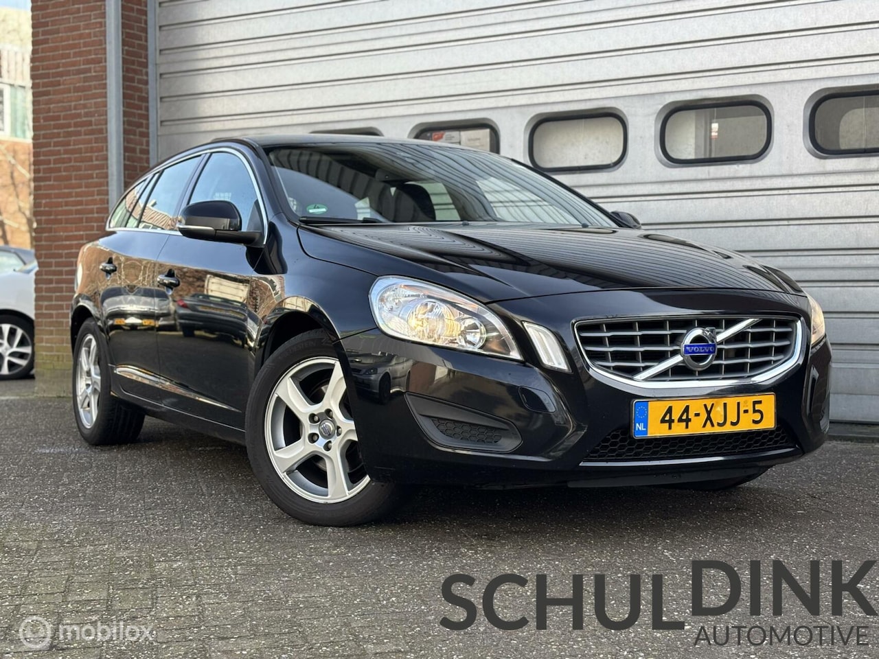 Volvo V60 - 1.6 T3 Momentum AFNEEMBARE TREKHAAK|CRUISE CONTROLE - AutoWereld.nl