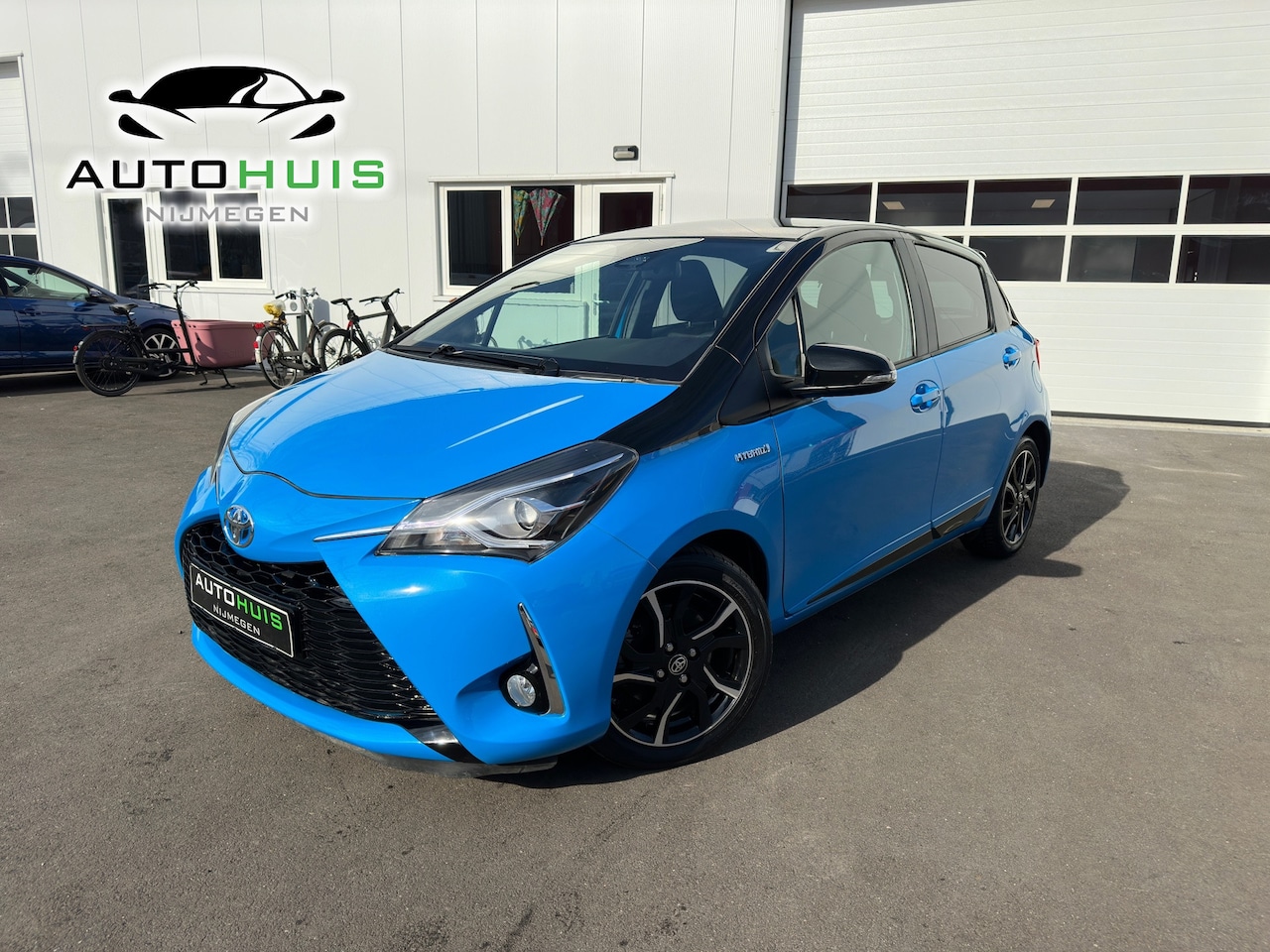 Toyota Yaris - 1.5 Hybrid Bi-Tone Plus Navigatiesysteem Line assist Achteruitrijcamera - AutoWereld.nl