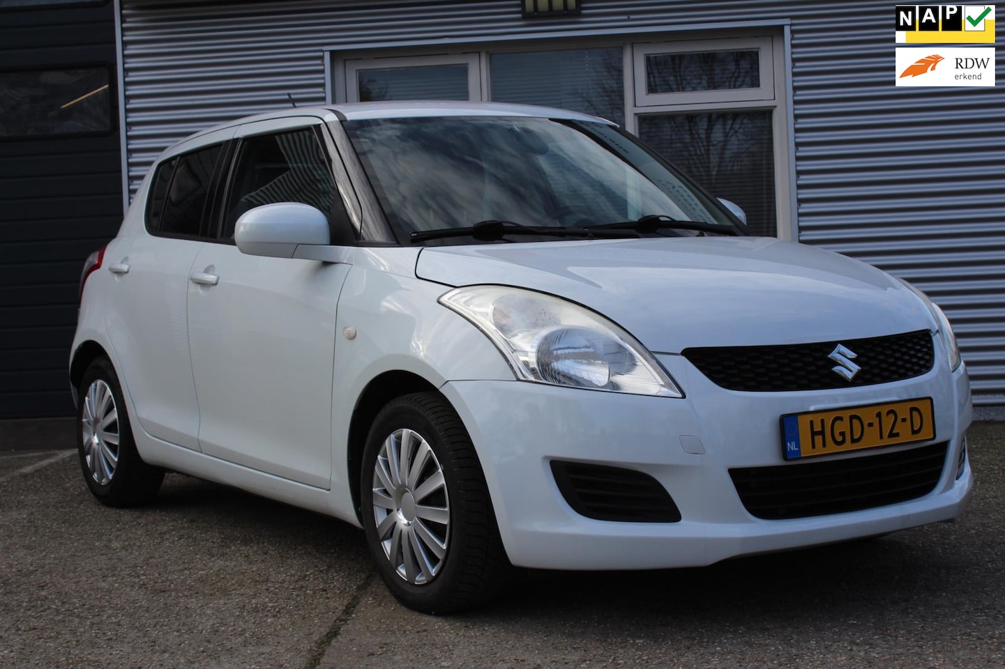 Suzuki Swift - 1.2 Bandit EASSS 1.2 Bandit EASSS 5-deurs, airco, navigatie, leer, nette zuinige auto, 2x sleutel, nieuwe a - AutoWereld.nl