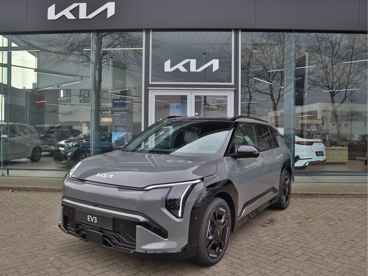 Kia EV3 - GT-PlusLine 81.4 kWh Snel leverbaar! Navi+BT+360Cam Leder Pano-Dak Stoelverw.+Koeling HUD - AutoWereld.nl