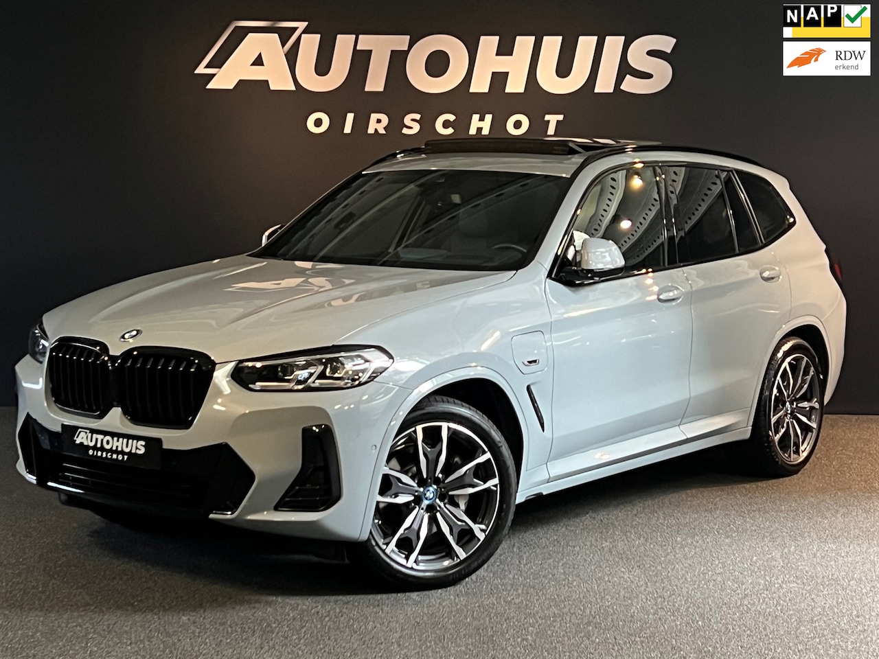 BMW X3 - XDrive30e High Executive Edition M Brooklyn Grau/Pano/ M Memory stoelen/ 20"/ Camera/ Head - AutoWereld.nl