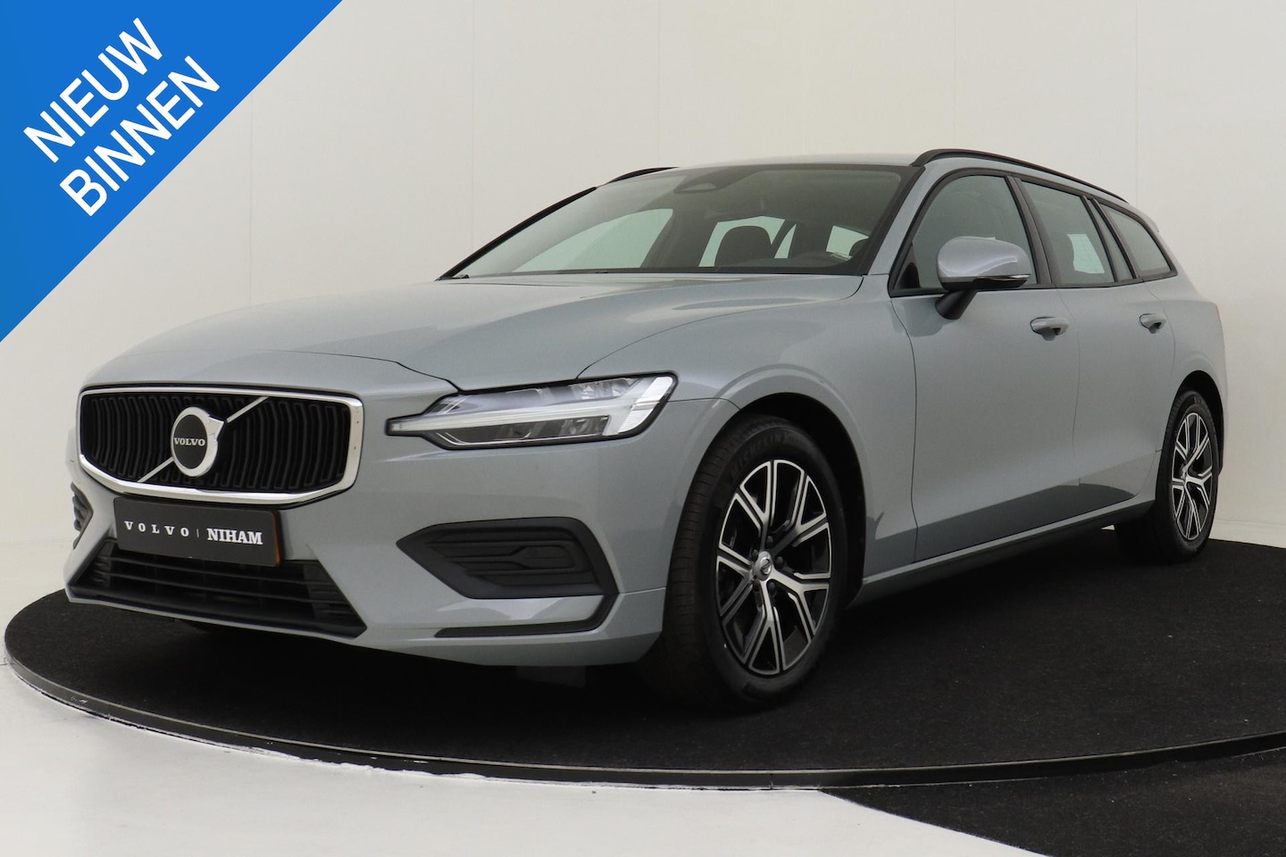 Volvo V60 - B3 (M-HYBRID) ESSENTIAL EDITION -CLIMATE|CRUISE|CAMERA|CARPLAY - AutoWereld.nl