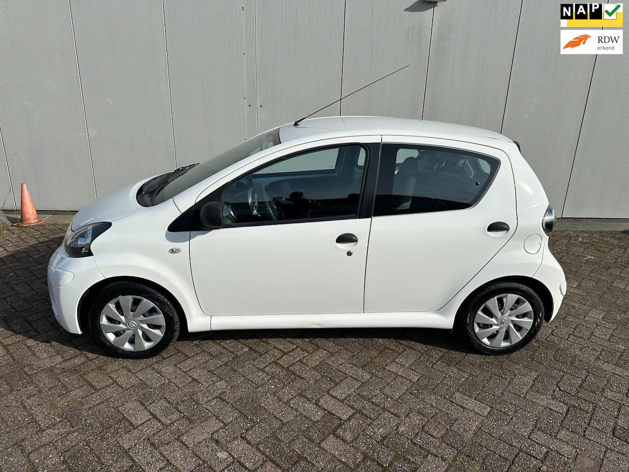 Toyota Aygo - 1.0 VVT-i Now 1.0 VVT-i Now - AutoWereld.nl