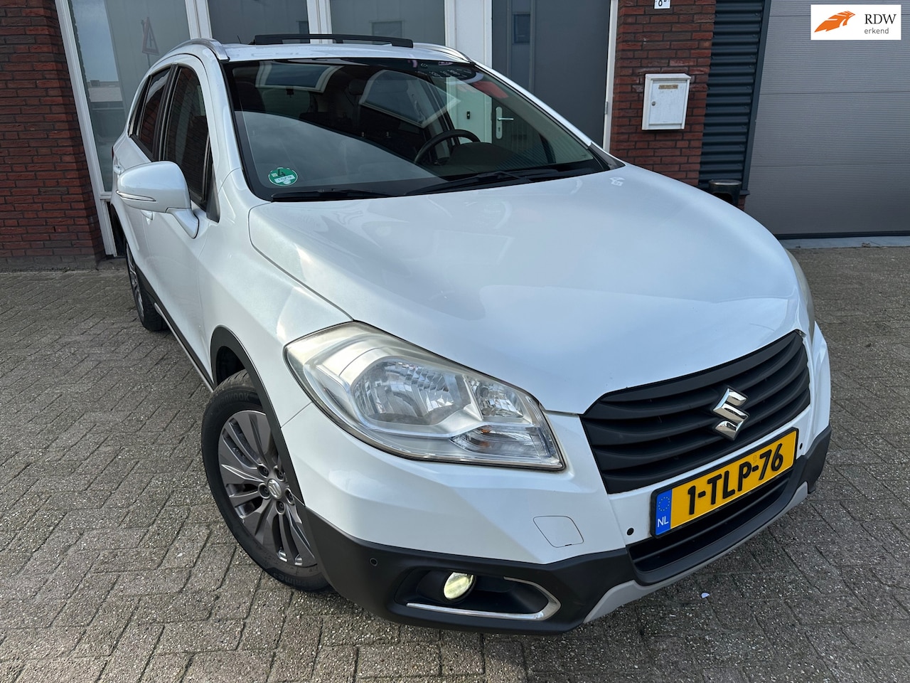 Suzuki SX4 S-Cross - 1.6 Exclusive / Pano / Camera / Navi / PDC / Keyless - AutoWereld.nl