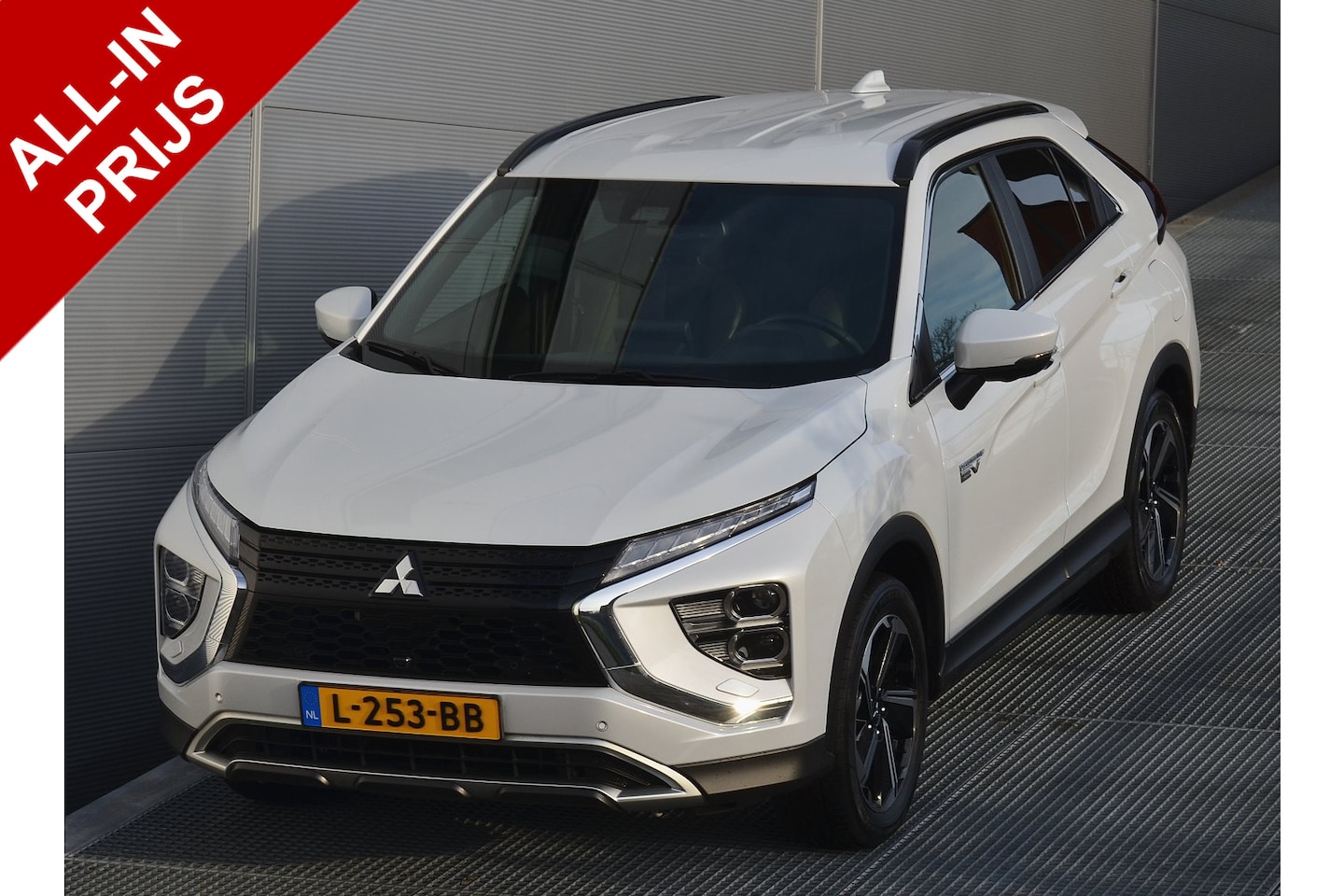 Mitsubishi Eclipse Cross - PHEV 2.4 FIRST EDITION 4WD | PLUG IN HYBRID | ADAPTIEF CRUISE | TREKHAAK 1500KG | FABRIEKG - AutoWereld.nl