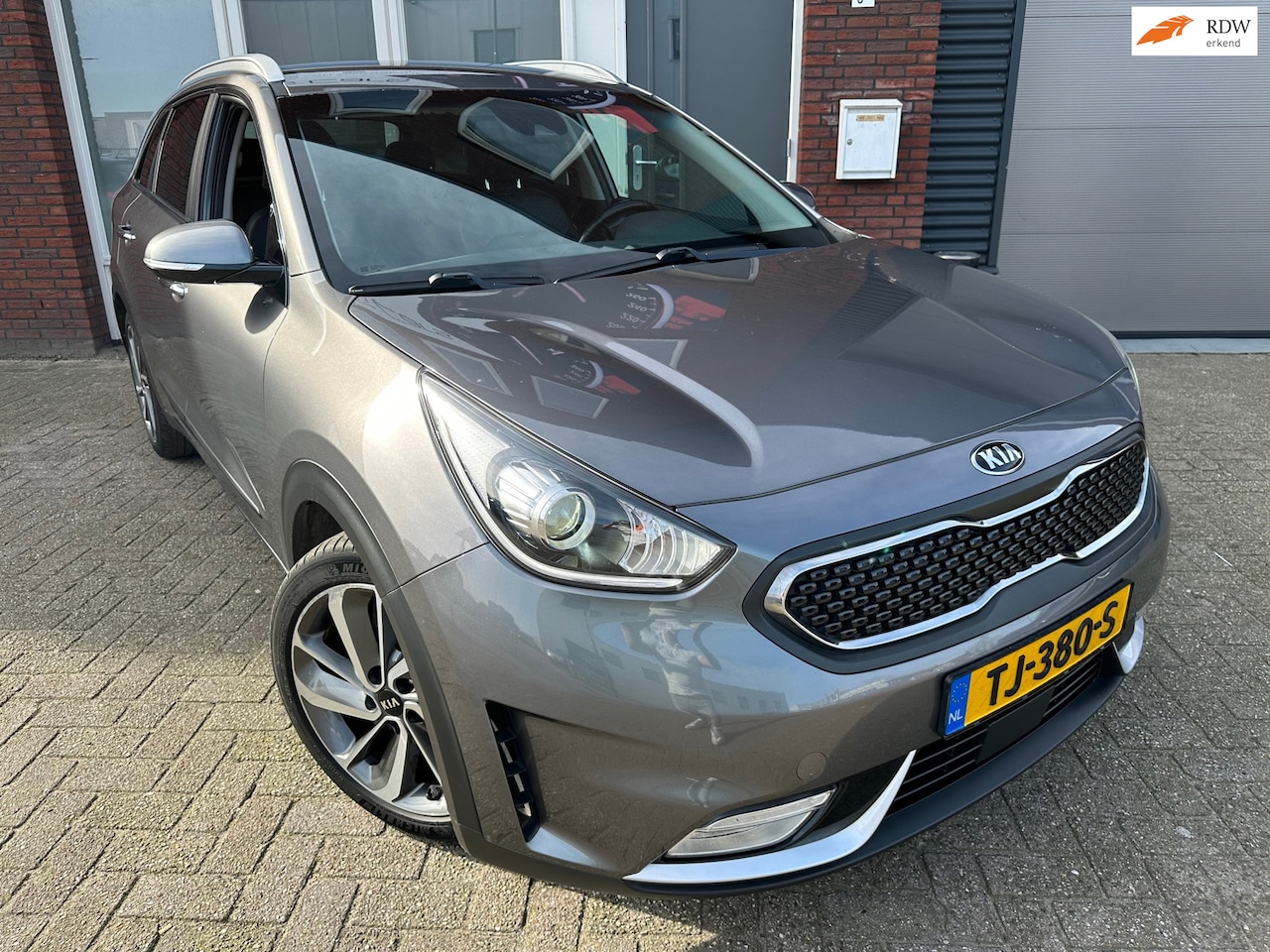 Kia Niro - 1.6 GDi Hybrid ExecutiveLine / Leder / Camera / DAB / Navi / PDC - AutoWereld.nl