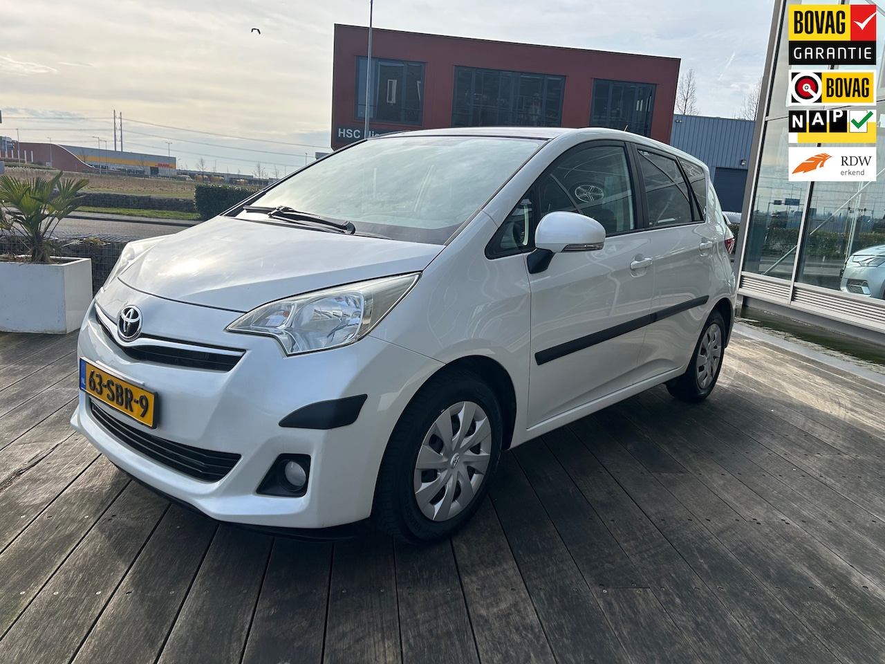 Toyota Verso S - 1.3 VVT-i Aspiration Glasdak, Camera, navi, trekhaak - AutoWereld.nl