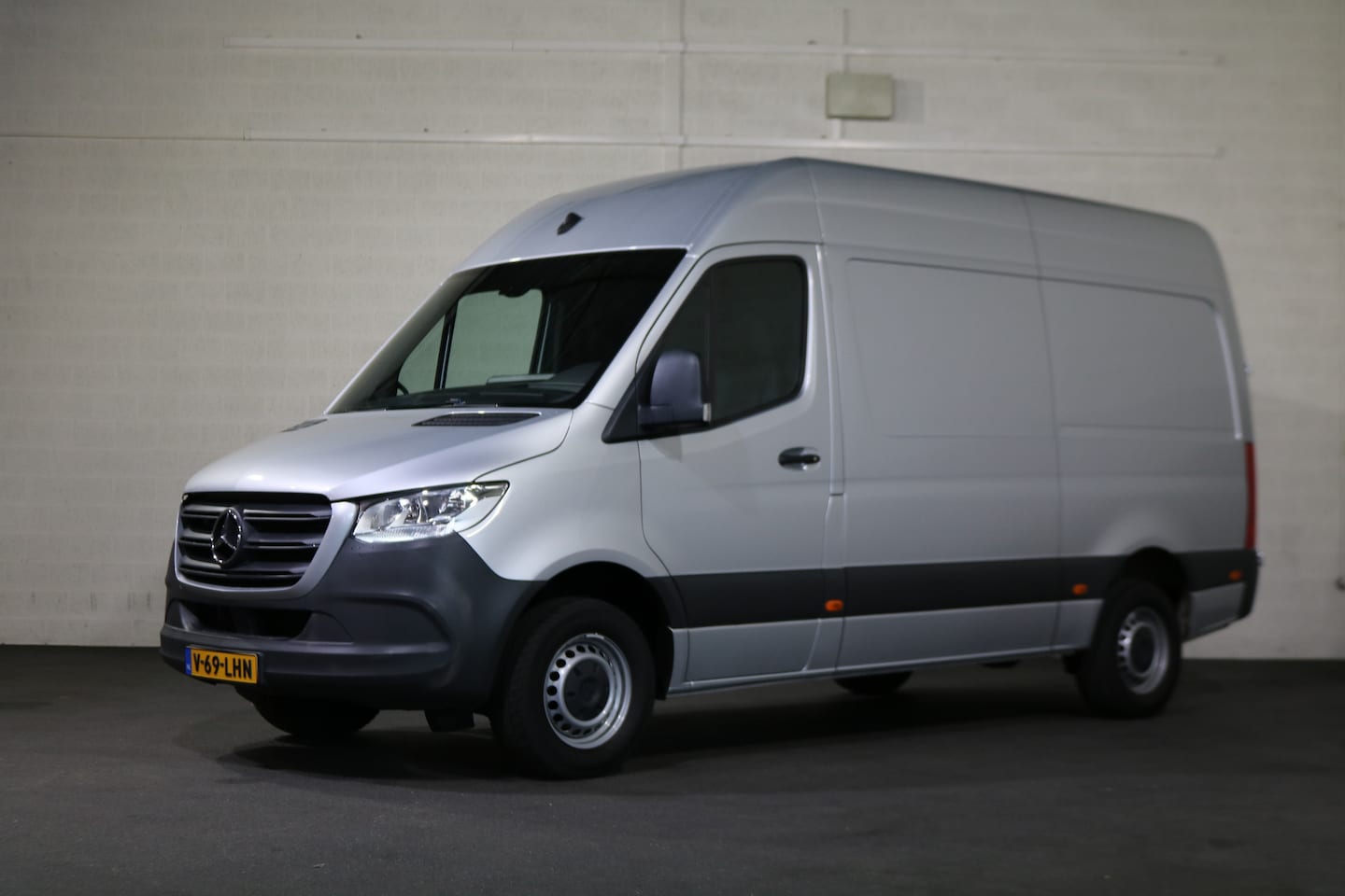 Mercedes-Benz Sprinter - 317 CDI L2 H2 Automaat Airco Navigatie Camera 3.5T Trekhaak - AutoWereld.nl