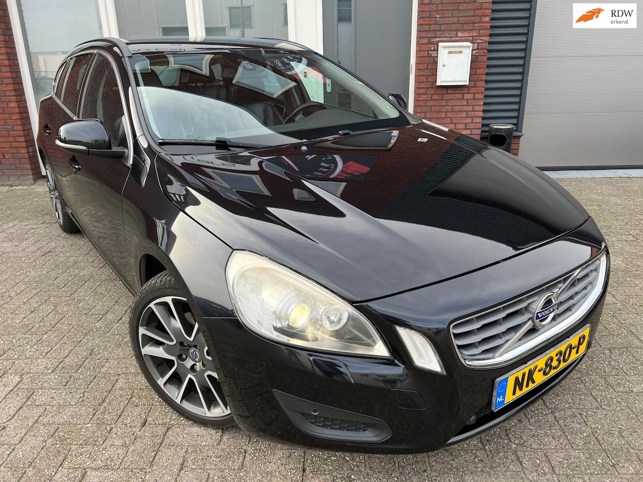 Volvo V60 - 2.0 D4 Summum / Leder / PDC / Cruise / Stoelverwarming - AutoWereld.nl