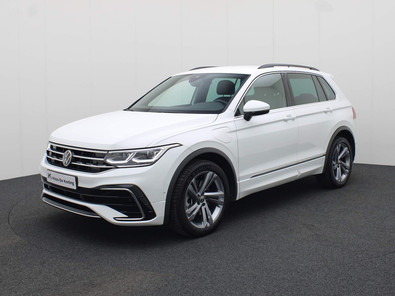 Volkswagen Tiguan - 1.4 TSIeHybrid 180kW/245PK R-Line DSG · Trekhaak · Navigatie · Camera+Parkeersensoren - AutoWereld.nl