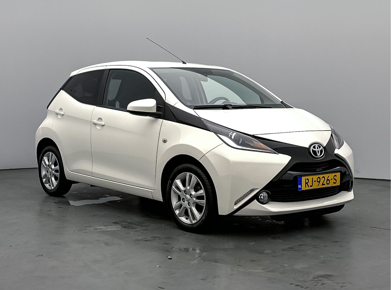 Toyota Aygo - 1.0 VVT-i X-Joy Limited | Climate Control | Navigatie | Achteruitrijcamera | LM Velgen | - AutoWereld.nl