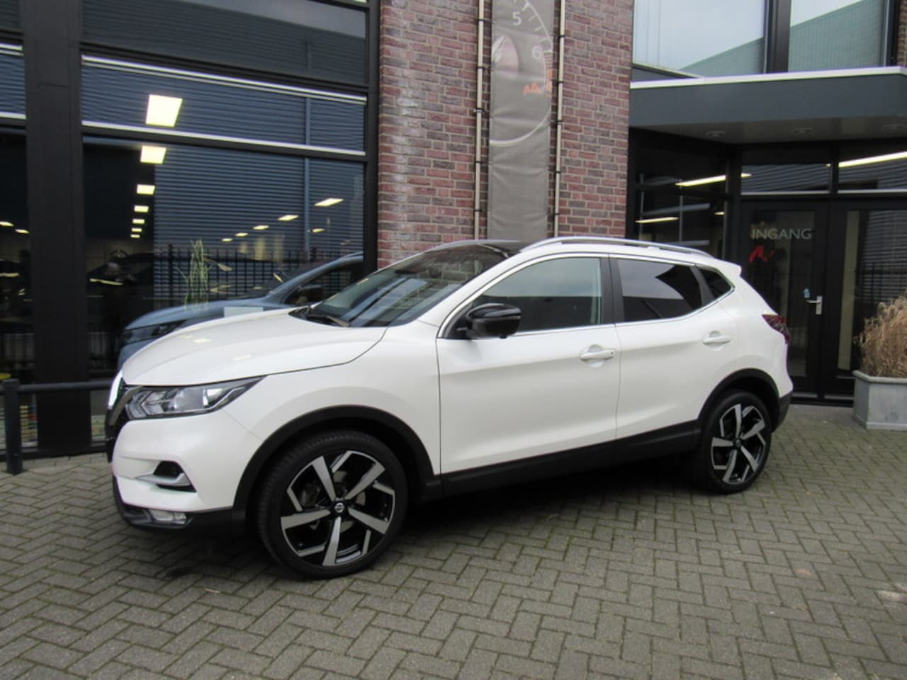 Nissan Qashqai - 1.3 DIG-T 160pk DCT N-Connecta met Navigatie / Panoramadak / 360º camera /19 inch /Parkeer - AutoWereld.nl