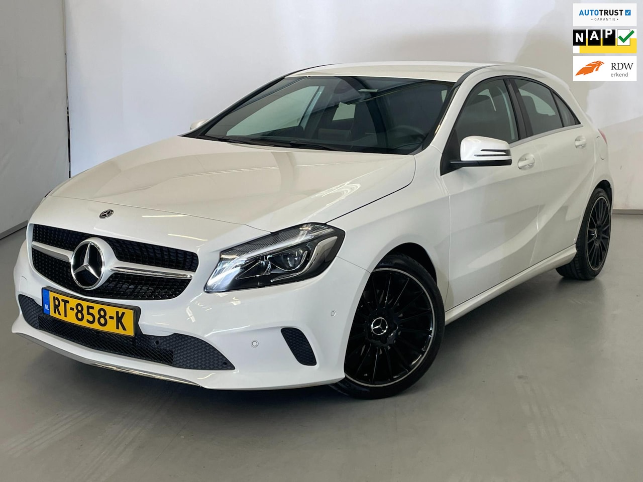 Mercedes-Benz A-klasse - 180 / NL-auto / Camera / Stoelverwarming - AutoWereld.nl