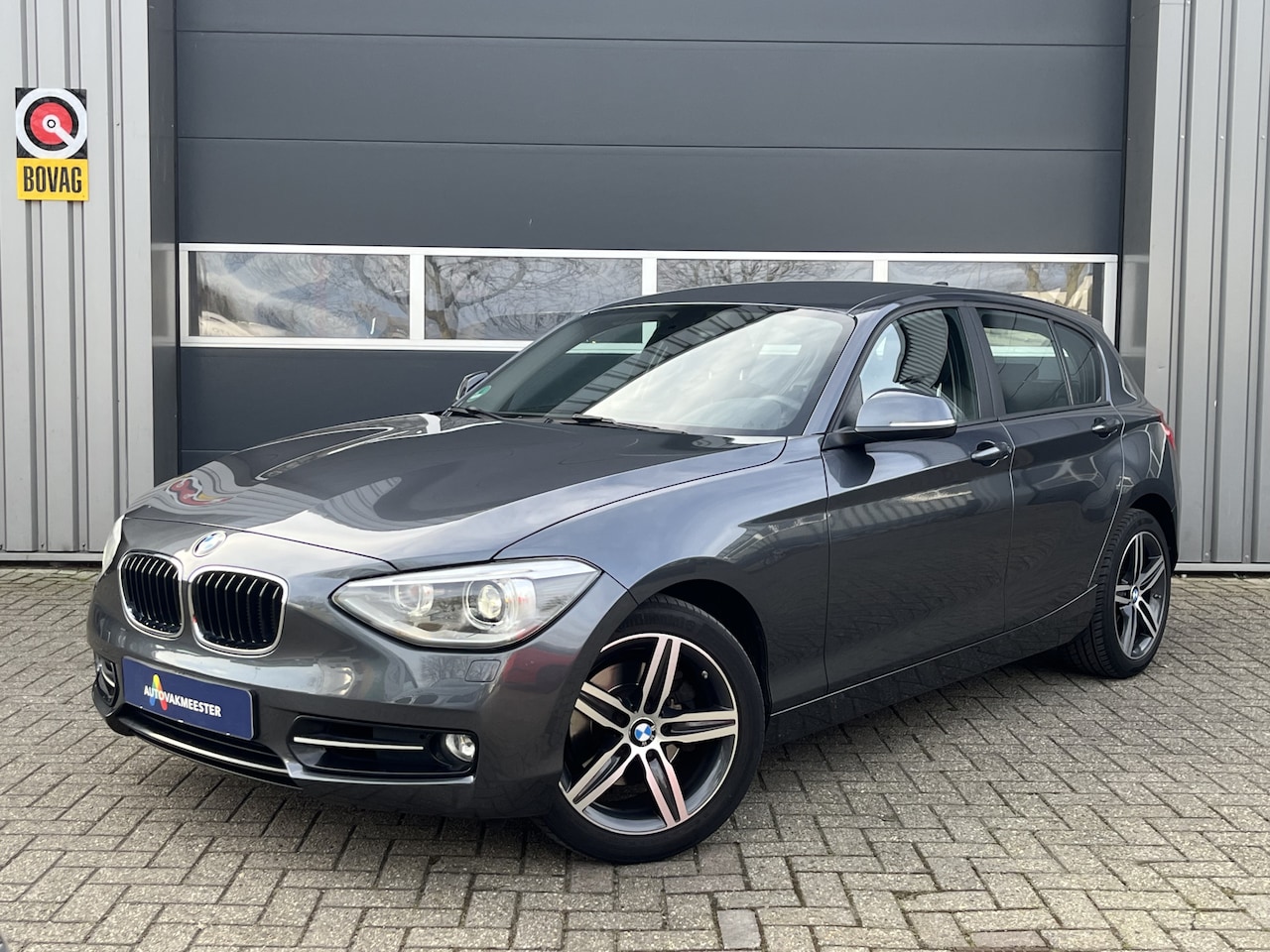 BMW 1-serie - 118i Business Sport | Navi Carplay | Xenon | PDC | Interesse? Bel of App naar: 06 30 51 05 - AutoWereld.nl