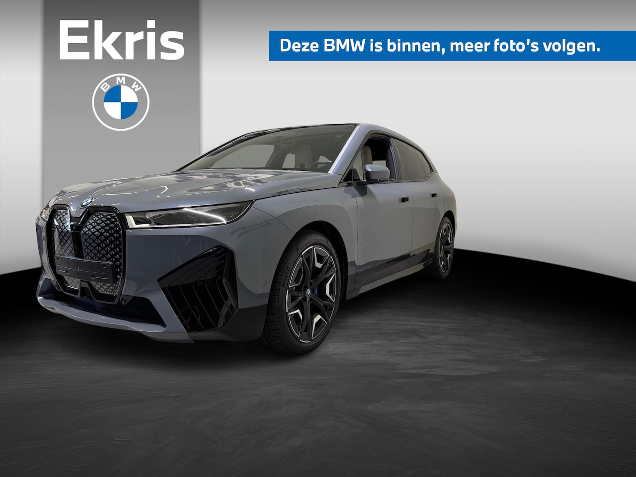 BMW iX - xDrive50 Sportpakket | Trekhaak met elektrisch wegklapbare kogel | Glazen panoramadak Sky - AutoWereld.nl