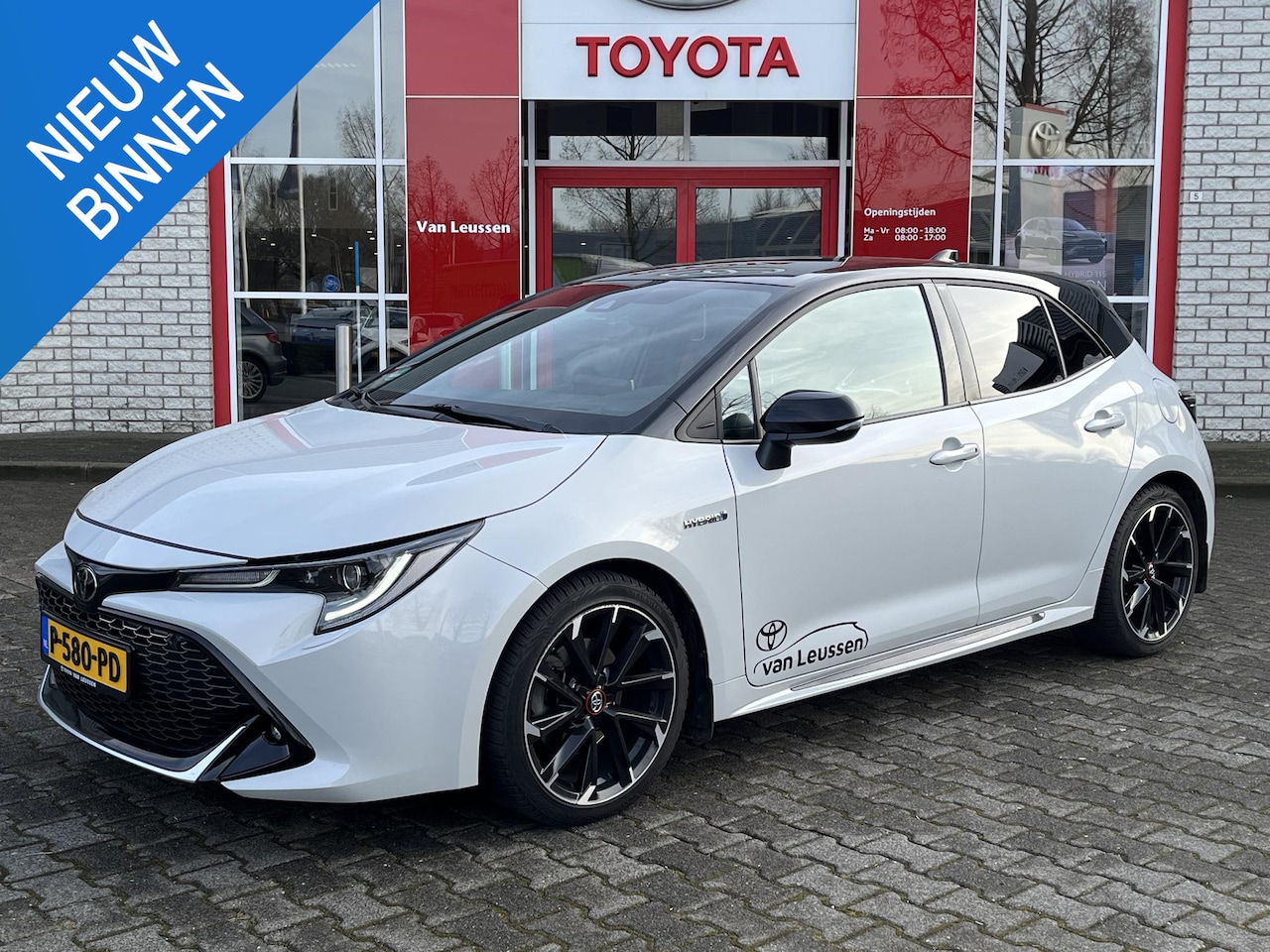 Toyota Corolla - 2.0 HYBRID GR-SPORT 18"LMV APPLE/ANDROID STOEL/STUURVERWARMING KEYLESS PARKCAMERA - AutoWereld.nl