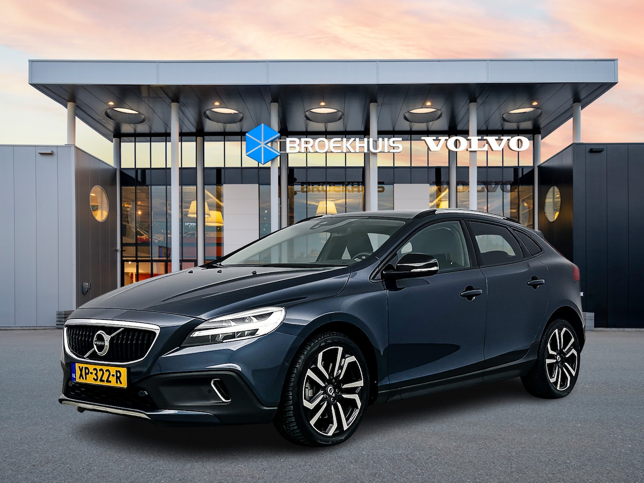 Volvo V40 Cross Country - 1.5 T3 Polar+ Luxury | 18" | Leder | Panoramadak | Harman Kardon | Parkeercamera |Stoelver - AutoWereld.nl