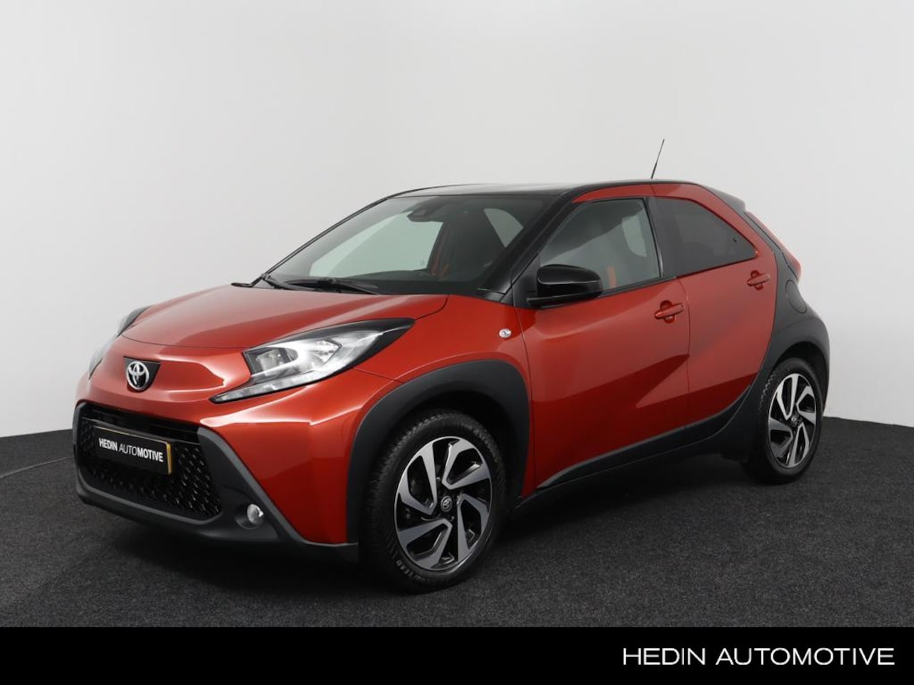 Toyota Aygo X - 1.0 VVT-i MT Pulse | Airco | Two Tone kleur | Camera | Adapt. Cruise Control | Navigatie v - AutoWereld.nl