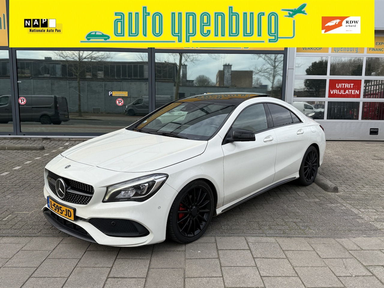 Mercedes-Benz CLA-Klasse - 180 Prestige AMG Automaat * Panoramadak * Harman/ Kardon * LED * - AutoWereld.nl