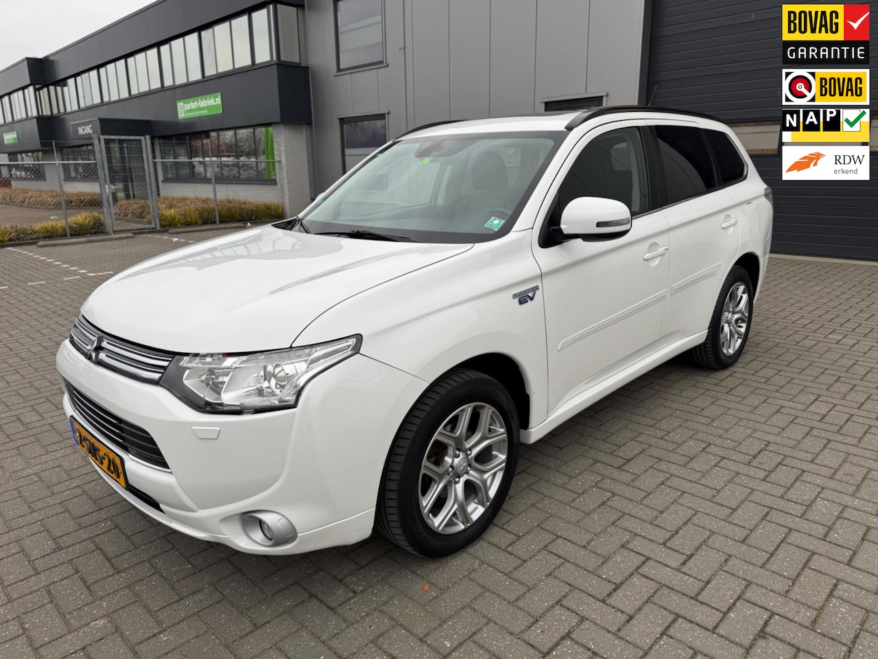 Mitsubishi Outlander - 2.0 PHEV instyle 2.0 PHEV Instyle+ - AutoWereld.nl