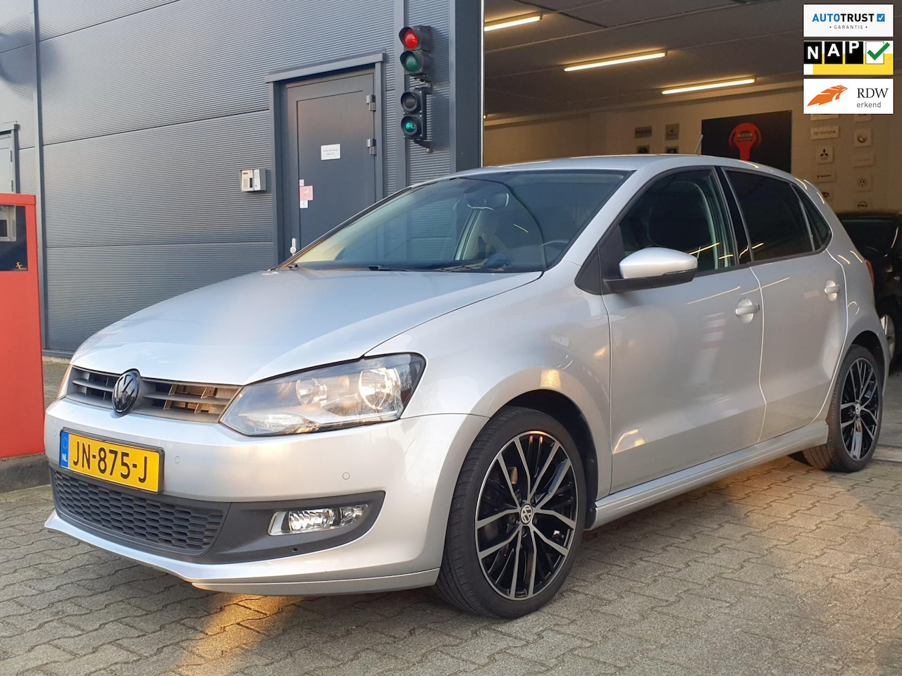 Volkswagen Polo - 1.0 BlueMotion Connected Series - NAP / CARPLAY / DAB / P.SENSOREN V+A / LM-VELGEN '17 / E - AutoWereld.nl