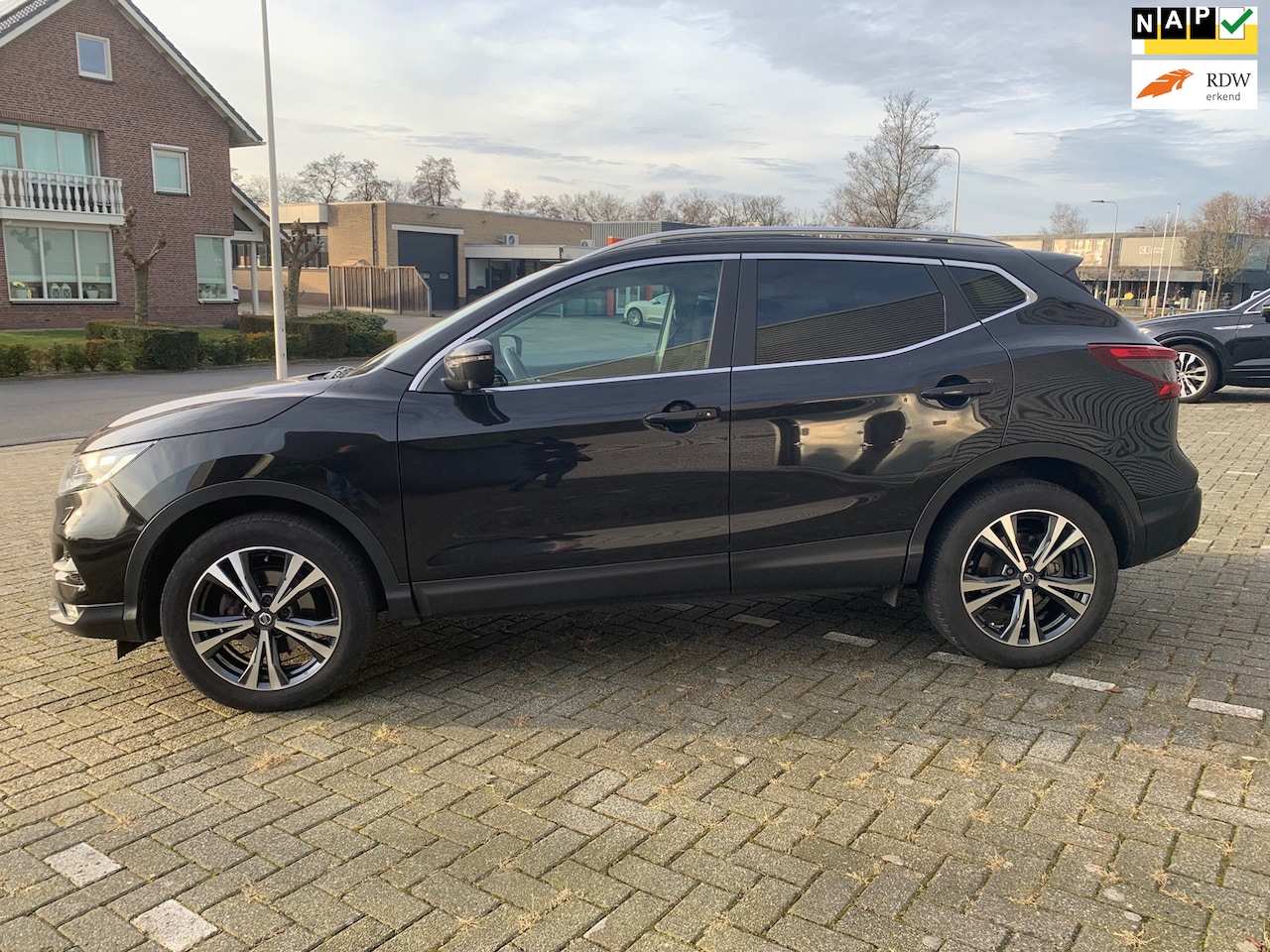 Nissan Qashqai - 1.2 N-Connecta Panodak, navi LM-velgen - AutoWereld.nl