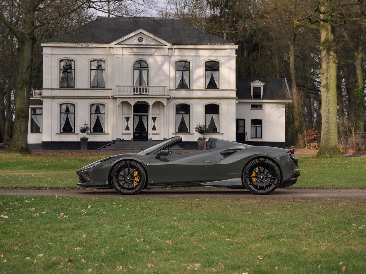 Ferrari F8 Spider - 3.9 V8 HELE | Veel carbon! | Grigio Scuro | Daytona Racing Seats | Lift | Novitec wheels - AutoWereld.nl