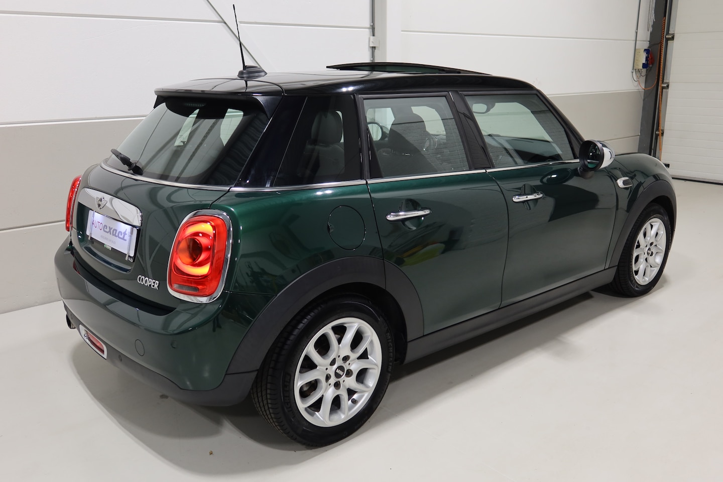 MINI Cooper - 1.5 Chili Serious I Panoramadak I Leer I org NL - AutoWereld.nl