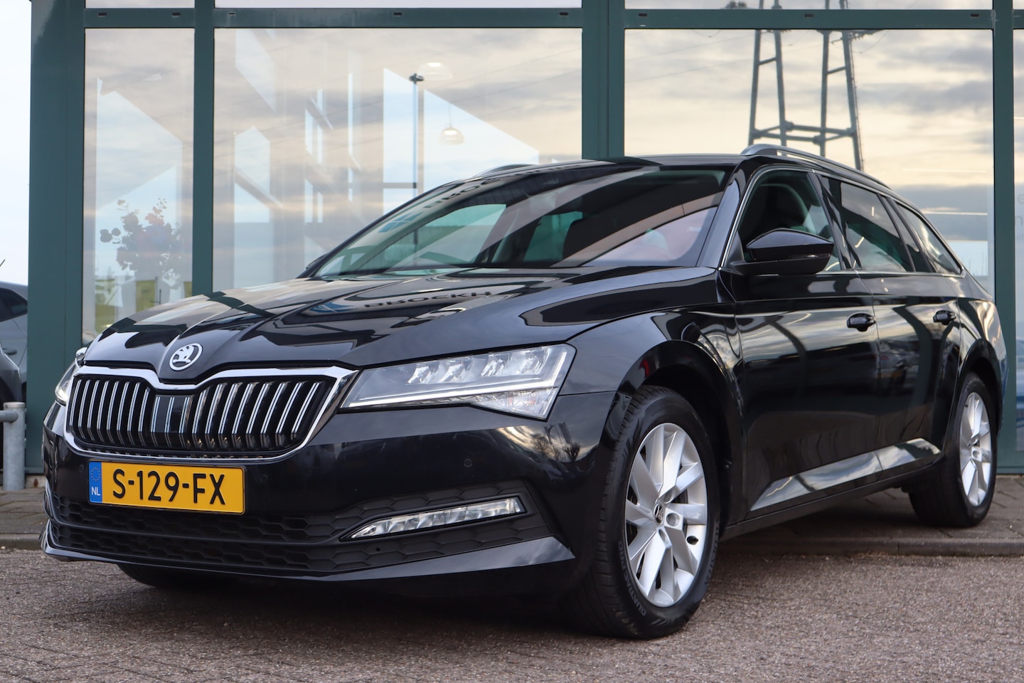 Skoda Superb Combi - 1.5 TSI ACT Business Edition | Navigatie | Parkeersensoren | Stoelverwarming | Trekhaak | - AutoWereld.nl