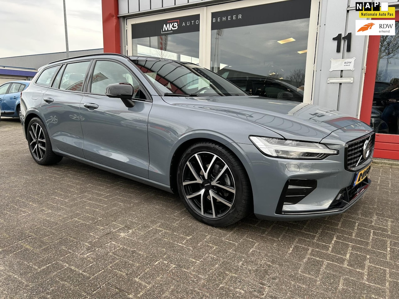 Volvo V60 - 2.0 B4 Plus Dark AdaptiveCruise/Sportstoelen - AutoWereld.nl